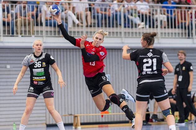 Schwieberdingen, Deutschland 21. August 2019 Testspiel - 19 20 - SG BBM Bietigheim vs. VfL Tigers Waiblingen v.li. Vivien Jäger (Waiblingen), Luisa Schulze (Bietigheim), Louisa De Bellis (Waiblingen) Schwieberdingen Baden-Württemberg Deutschland