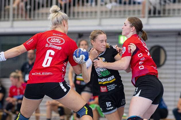Schwieberdingen, Deutschland 21. August 2019 Testspiel - 19 20 - SG BBM Bietigheim vs. VfL Tigers Waiblingen v.li. Maren Aardahl (Bietigheim), Caren Hammer (Waiblingen), Laura van der Heijden (Bietigheim) Schwieberdingen Baden-Württemberg Deutschland