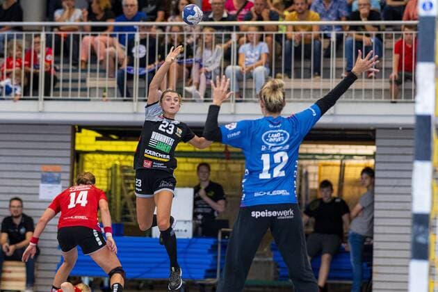 Schwieberdingen, Deutschland 21. August 2019 Testspiel - 19 20 - SG BBM Bietigheim vs. VfL Tigers Waiblingen v.li. Karolina Kudlacz-Gloc (Bietigheim), Simona Nikolvska (Waiblingen), Torhueterin Dinah Eckerle (Bietigheim) Schwieberdingen Baden-Württemberg Deutschland