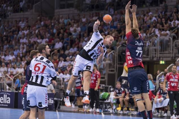 Lukas Nilsson (THW Kiel) gegen Magnus Roed (SG Flensburg-Handewitt) am 21.08.2019 beim Pixum Super Cup in Düsseldorf (Nordrhein-Westfalen) im ISS Dome . SG Flensburg-Handewitt gegen THW Kiel Düsseldorf Nordrhein-Westfalen Deutschland