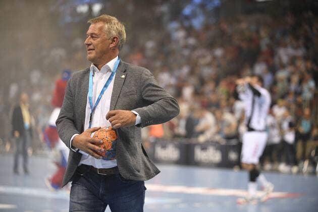 SG-Geschäftsführer Dierk Schmäschke steckt den Siegerball ein, Handball, Männer, Super Cup, THW Kiel vs SG Flensburg-Handewitt, Saison 2019 2020, 21.08.19 Düsseldorf ISS Dome Nordrhein-Westfalen Germany *** SG Managing Director Dierk Schmäschke pockets the winning ball, Handball, Men, Super Cup, THW Kiel vs. SG Flensburg Handewitt, Season 2019 2020, 21 08 19 Düsseldorf ISS Dome Nordrhein Westfalen Germany