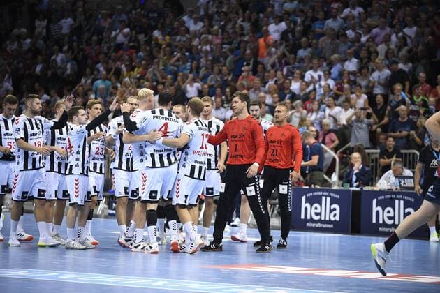 Domagoj Duvnjak (THW Kiel) wird von seinem Team getröstet, , Handball, Männer, Super Cup, THW Kiel vs SG Flensburg-Handewitt, Saison 2019 2020, 21.08.19 Düsseldorf ISS Dome Nordrhein-Westfalen Germany