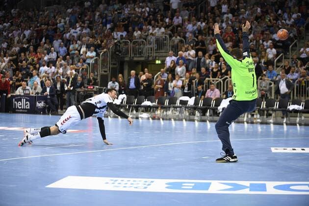 Benjamin Buric (SG Flensburg-Handewitt) hält den Siebenmeter von Domagoj Duvnjak (THW Kiel), Handball, Männer, Super Cup, THW Kiel vs SG Flensburg-Handewitt, Saison 2019 2020, 21.08.19 Düsseldorf ISS Dome Nordrhein-Westfalen Germany