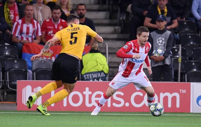 FUSSBALL CHAMPIONS LEAGUE SAISON 2019 2020 Play Off Hinspiel in Bern BSC Young Boys Bern - Roter Stern Belgrad 21.08.2019 Marko Marin (re, Roter Stern Berlgrad) gegen Cedric Zesiger (li, BSC Young Boys Bern)