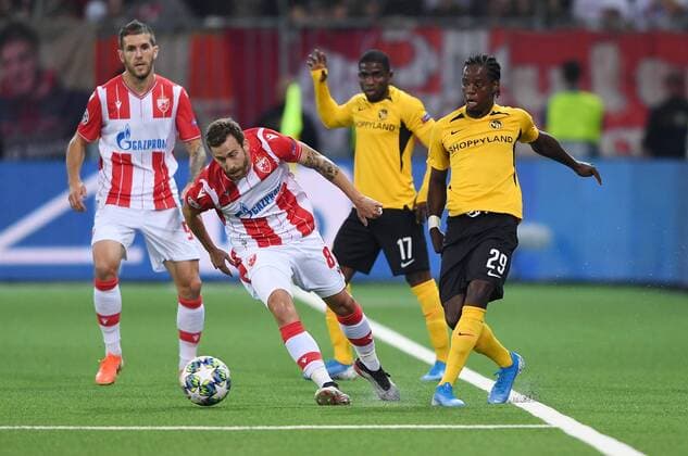 FUSSBALL CHAMPIONS LEAGUE SAISON 2019 2020 Play Off Hinspiel in Bern BSC Young Boys Bern - Roter Stern Belgrad 21.08.2019 Jordan Lotomba (re, BSC Young Boys Bern) gegen Mirko Ivanic (Mitte, Roter Stern Berlgrad)