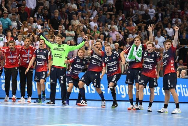 Handball Supercup: THW Kiel - SG Flensburg-Handewitt am 21.08.2019 in Düsseldorf. Jubel Flensburg-Handewitt nach dem gewonnenen Siebenmeterschießen.