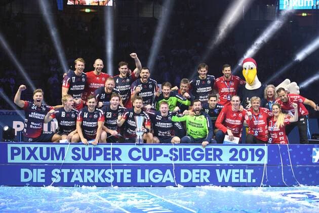Handball Supercup: THW Kiel - SG Flensburg-Handewitt am 21.08.2019 in Düsseldorf. Mannschaft SG Flensburg-Handewitt mit dem Pokal.