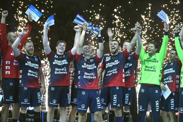 Handball Supercup: THW Kiel - SG Flensburg-Handewitt am 21.08.2019 in Düsseldorf. Die SG Flensburg-Handewitt mit Pokal.