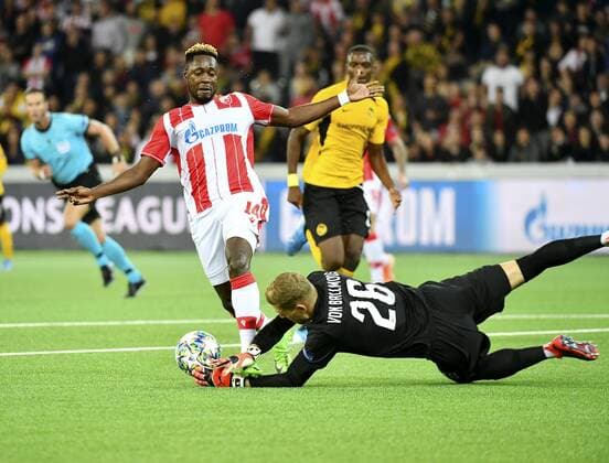 21.08.2019 Bern ,Stade de Suisse.Fussball Herren Saison 2019 2020 Champions League BSC Young Boys - Roter Stern Belgrad. Im Bild : Richmond Boakye (Roter Stern) scheitert an Torhueter David von Ballmoos (YB) Aktion Zweikampf
