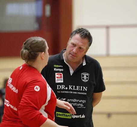 Deutschland - Hattersheim - 21.08.2019 Handball - Hessen - Testspiel - Damen Saison 2019 2020 TSG Eddersheim (rot) - 1 FSV Mainz 05 (schwarz) v.l. Torhüterin Lisa Brennigke (Eddersheim), Trainer Tobias Fischer (Eddersheim) TSG Eddersheim - 1 FSV Mainz 05