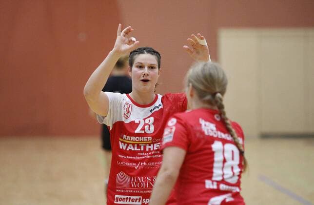 Deutschland - Hattersheim - 21.08.2019 Handball - Hessen - Testspiel - Damen Saison 2019 2020 TSG Eddersheim (rot) - 1 FSV Mainz 05 (schwarz) v.l. Lena Thoß (Eddersheim), Julia Krämer (Eddersheim) TSG Eddersheim - 1 FSV Mainz 05