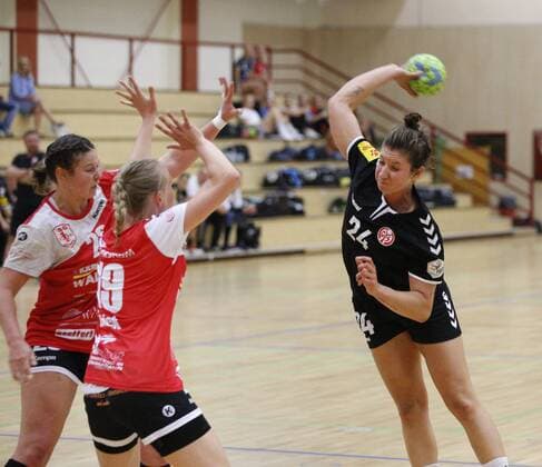 Deutschland - Hattersheim - 21.08.2019 Handball - Hessen - Testspiel - Damen Saison 2019 2020 TSG Eddersheim (rot) - 1 FSV Mainz 05 (schwarz) v.l. Lena Thoß (Eddersheim), Franziska Feick (Eddersheim), Elisa Burkholder (Mainz 05) TSG Eddersheim - 1 FSV Mainz 05