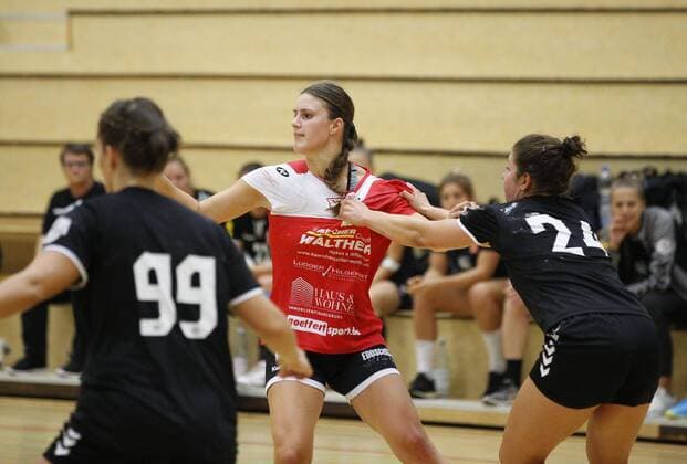 Deutschland - Hattersheim - 21.08.2019 Handball - Hessen - Testspiel - Damen Saison 2019 2020 TSG Eddersheim (rot) - 1 FSV Mainz 05 (schwarz) v.l. Nina Reissberg (Mainz 05), Lilly König (Eddersheim), Elisa Burkholder (Mainz 05) TSG Eddersheim - 1 FSV Mainz 05