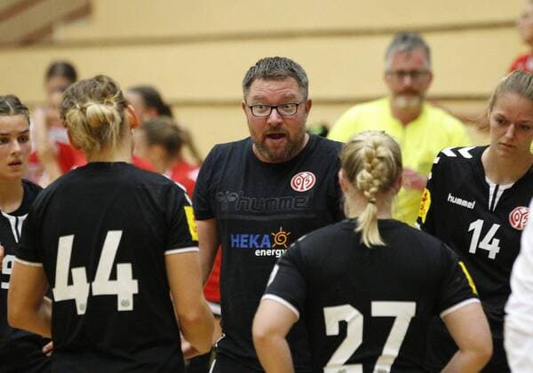 Deutschland - Hattersheim - 21.08.2019 Handball - Hessen - Testspiel - Damen Saison 2019 2020 TSG Eddersheim (rot) - 1 FSV Mainz 05 (schwarz) v.l. Tina Kolundzic (Mainz 05), Trainer Thomas Zeitz (Mainz 05), Franziska Fischer (Mainz 05) TSG Eddersheim - 1 FSV Mainz 05