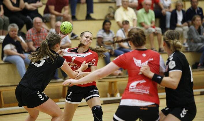 Deutschland - Hattersheim - 21.08.2019 Handball - Hessen - Testspiel - Damen Saison 2019 2020 TSG Eddersheim (rot) - 1 FSV Mainz 05 (schwarz) v.l. Alicia Soffel (Mainz 05), Anna Franziska Gempp (Eddersheim) TSG Eddersheim - 1 FSV Mainz 05