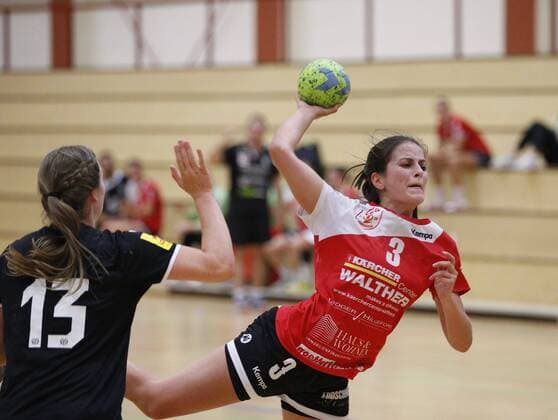 Deutschland - Hattersheim - 21.08.2019 Handball - Hessen - Testspiel - Damen Saison 2019 2020 TSG Eddersheim (rot) - 1 FSV Mainz 05 (schwarz) v.l. Alicia Soffel (Mainz 05), Hanna-Aylin Özer (Eddersheim) TSG Eddersheim - 1 FSV Mainz 05