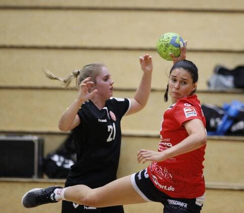 Deutschland - Hattersheim - 21.08.2019 Handball - Hessen - Testspiel - Damen Saison 2019 2020 TSG Eddersheim (rot) - 1 FSV Mainz 05 (schwarz) v.l. Franziska Fischer (Mainz 05), Linda Brocke (Eddersheim) TSG Eddersheim - 1 FSV Mainz 05
