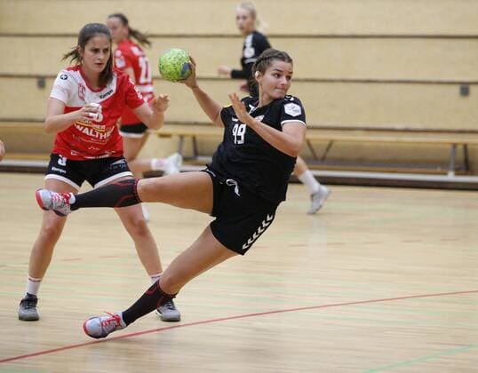 Deutschland - Hattersheim - 21.08.2019 Handball - Hessen - Testspiel - Damen Saison 2019 2020 TSG Eddersheim (rot) - 1 FSV Mainz 05 (schwarz) v.l. Hanna-Aylin Özer (Eddersheim), Nina Reissberg (Mainz 05) TSG Eddersheim - 1 FSV Mainz 05