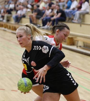 Deutschland - Hattersheim - 21.08.2019 Handball - Hessen - Testspiel - Damen Saison 2019 2020 TSG Eddersheim (rot) - 1 FSV Mainz 05 (schwarz) v.l. Denise Grossheim (Mainz 05), Tabea Schweikart (Eddersheim) TSG Eddersheim - 1 FSV Mainz 05