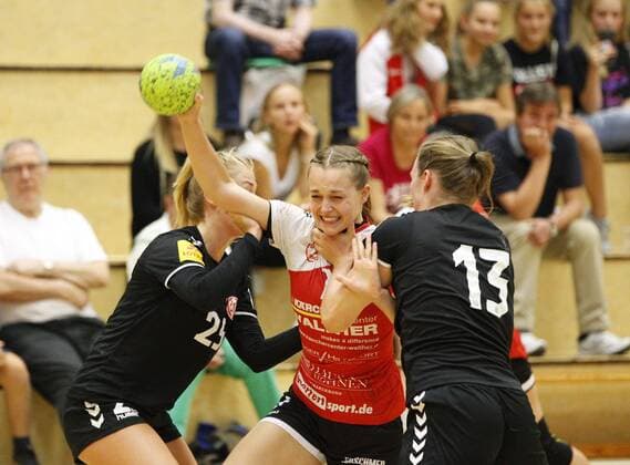 Deutschland - Hattersheim - 21.08.2019 Handball - Hessen - Testspiel - Damen Saison 2019 2020 TSG Eddersheim (rot) - 1 FSV Mainz 05 (schwarz) v.l. Denise Grossheim (Mainz 05), Anna Franziska Gempp (Eddersheim), Alicia Soffel (Mainz 05) TSG Eddersheim - 1 FSV Mainz 05