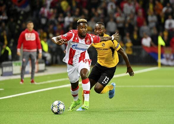 21.08.2019 Bern ,Stade de Suisse.Fussball Herren Saison 2019 2020 Champions League BSC Young Boys - Roter Stern Belgrad. Im Bild : Richmond Boakye (Roter Stern) (I.) gegen Nicolas Moumi Ngamaleu (YB) Aktion Zweikampf