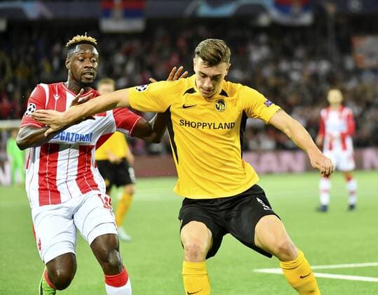 21.08.2019 Bern ,Stade de Suisse.Fussball Herren Saison 2019 2020 Champions League BSC Young Boys - Roter Stern Belgrad. Im Bild : Richmond Boakye (Roter Stern) (I.) gegen Cedric Zesiger (YB) Aktion Zweikampf