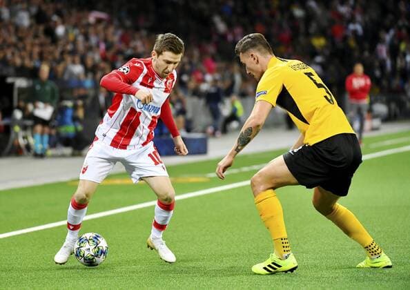 21.08.2019 Bern ,Stade de Suisse.Fussball Herren Saison 2019 2020 Champions League BSC Young Boys - Roter Stern Belgrad. Im Bild : Marko Marin (Roter Stern) (I.) gegen Cedric Zesiger (YB) Aktion Zweikampf