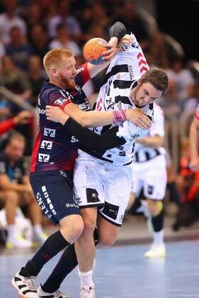 Jim Gottfridsson (Flensburg) im Zweikampf mit Hendrik Pekeler (Kiel) THW Kiel vs SG Flensburg-Handewitt, Handball, Pixum Super Cup, 21.08.2019 THW Kiel vs SG Flensburg-Handewitt, Handball, Pixum Super Cup, 21.08.2019 Duesseldorf Copyright: xEIBNER RenexWeissx EP_RWS