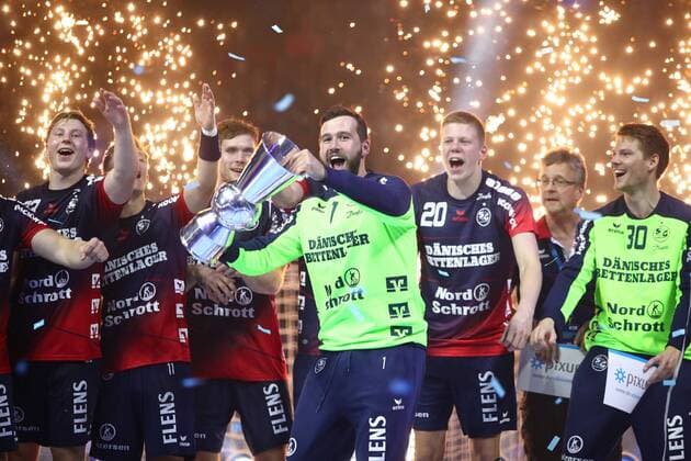 Flensburger Spieler feiern den Gewinn des Super-Cups, vorne mit Pokal: Benjamin Buric (Flensburg) THW Kiel vs SG Flensburg-Handewitt, Handball, Pixum Super Cup, 21.08.2019 THW Kiel vs SG Flensburg-Handewitt, Handball, Pixum Super Cup, 21.08.2019 Duesseldorf Copyright: xEIBNER RenexWeissx EP_RWS