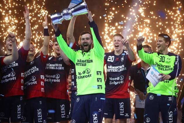 Flensburger Spieler feiern den Gewinn des Super-Cups, vorne mit Pokal: Benjamin Buric (Flensburg) THW Kiel vs SG Flensburg-Handewitt, Handball, Pixum Super Cup, 21.08.2019 THW Kiel vs SG Flensburg-Handewitt, Handball, Pixum Super Cup, 21.08.2019 Duesseldorf Copyright: xEIBNER RenexWeissx EP_RWS