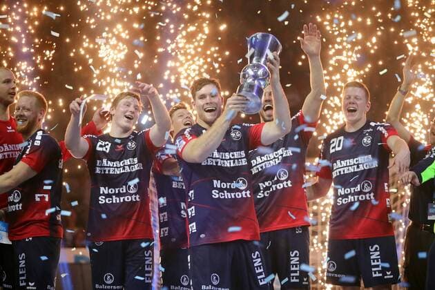 Flensburger Spieler feiern den Gewinn des Super-Cups, vorne mit Pokal: Johannes Golla (Flensburg) THW Kiel vs SG Flensburg-Handewitt, Handball, Pixum Super Cup, 21.08.2019 THW Kiel vs SG Flensburg-Handewitt, Handball, Pixum Super Cup, 21.08.2019 Duesseldorf Copyright: xEIBNER RenexWeissx EP_RWS