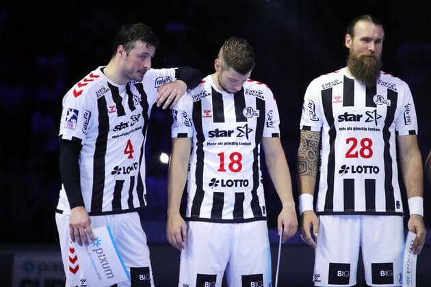 Sport Bilder des Tages Kieler Spieler sind enttaeuscht nach der Niederlage im Super-Cup-Spiel gegen Flensburg, von links: Domagoj Duvnjak (Kiel), Niclas Ekberg (Kiel), Pavel Horak (Kiel) THW Kiel vs SG Flensburg-Handewitt, Handball, Pixum Super Cup, 21.08.2019 THW Kiel vs SG Flensburg-Handewitt, Handball, Pixum Super Cup, 21.08.2019 Duesseldorf Copyright: xEIBNER RenexWeissx EP_RWS