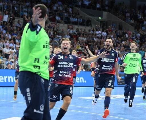 Handball Supercup: THW Kiel - SG Flensburg-Handewitt am 21.08.2019 in Düsseldorf. Die Flensburger Spieler laufen nach dem zweiten gehaltenen Siebenmeter, jubelnd auf ihren Torwart Benjamin Buric zu. Vorne: Jörn Persson (34). Dahinter: Jurecki und Tw. Bergerud.