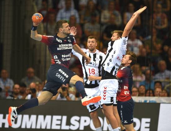 Handball Supercup: THW Kiel - SG Flensburg-Handewitt am 21.08.2019 in Düsseldorf. Michal Jurecki (Flensb.) wirft vor Harald Reinkind (Kiel).