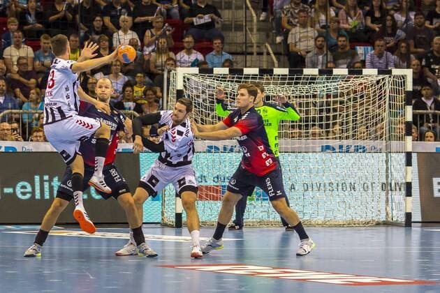 Handball - Pixum Supercup - SG Flensburg-Handewitt gegen THW Kiel am Mittwoch, 21. August 2019 im ISS Dome in Düsseldorf Nikola Bilyk ( Kiel ), links, wird von Simon Hald ( Flensburg-Handewitt ), 2.v.l., am Wurf gehindert. Pixum Handball Supercup 2019