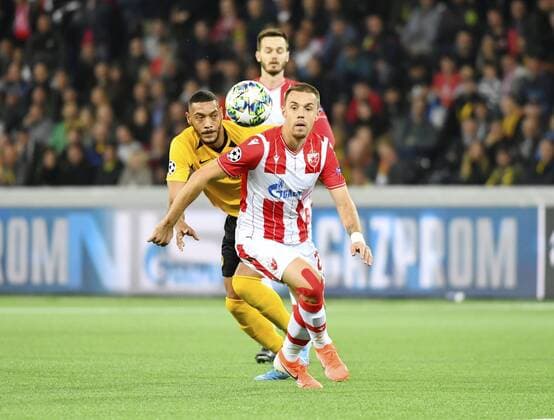 21.08.2019 Bern ,Stade de Suisse.Fussball Herren Saison 2019 2020 Champions League BSC Young Boys - Roter Stern Belgrad. Im Bild : Guillaume Hoarau (YB) gegen Milan Rodic (Roter Stern) .Gestik Zweikampf