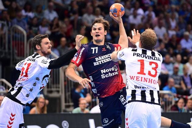 Handball Pixum Super Cup 2019 SG Flensburg-Handewitt - THW Kiel am 21.08.2019 im ISS Dome in Düsseldorf Hendrik Pekeler ( Kiel ), links - Magnus Rod ( Flensburg ), mitte - Steffen Weinhold ( Kiel ), rechts
