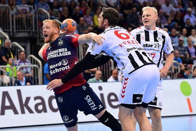 Handball Pixum Super Cup 2019 SG Flensburg-Handewitt - THW Kiel am 21.08.2019 im ISS Dome in Düsseldorf Jim Gottfridsson ( Flensburg ), links - Hendrik Pekeler ( Kiel ), rechts