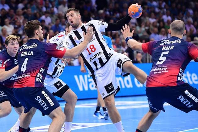 Handball Pixum Super Cup 2019 SG Flensburg-Handewitt - THW Kiel am 21.08.2019 im ISS Dome in Düsseldorf Johannes Golla ( Flensburg ), links - Niclas Ekberg ( Kiel ), mitte - Simon Hald Jensen ( Flensburg ), rechts