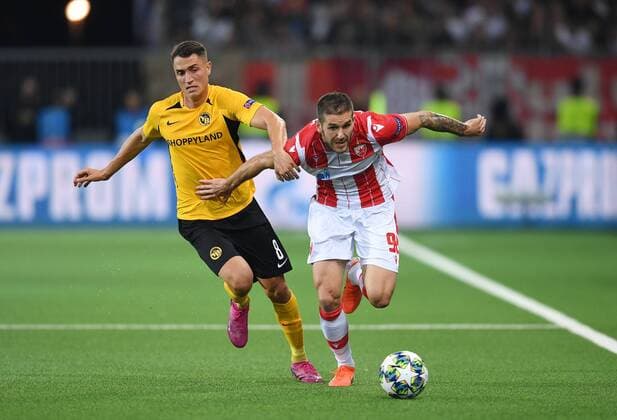 FUSSBALL CHAMPIONS LEAGUE SAISON 2019 2020 Play Off Hinspiel in Bern BSC Young Boys Bern - Roter Stern Belgrad 21.08.2019 Vincent Sierro (li, BSC Young Boys Bern) gegen Aleksa Vukanovic (re, Roter Stern Belgrad)