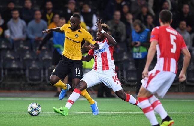 FUSSBALL CHAMPIONS LEAGUE SAISON 2019 2020 Play Off Hinspiel in Bern BSC Young Boys Bern - Roter Stern Belgrad 21.08.2019 Richmond Boakye (Mitte, Roter Stern Belgrad) foult Nicolas Ngamaleu (BSC Young Boys Bern) der folgende Strafstoss fuehrt zum 2-2 Ausgleich