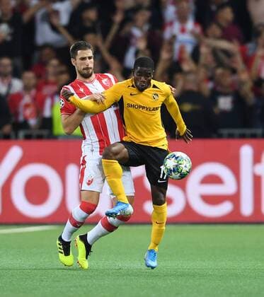 FUSSBALL CHAMPIONS LEAGUE SAISON 2019 2020 Play Off Hinspiel in Bern BSC Young Boys Bern - Roter Stern Belgrad 21.08.2019 Torschuetze zum 1-0 Roger Assale (re, BSC Young Boys Bern) gegen Torschuetze zum 11 Ausgleich Milos Degenek (re, Roter Stern Belgrad)