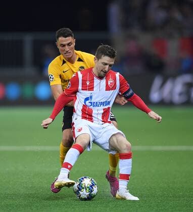 FUSSBALL CHAMPIONS LEAGUE SAISON 2019 2020 Play Off Hinspiel in Bern BSC Young Boys Bern - Roter Stern Belgrad 21.08.2019 Marko Marin (vorn re, Roter Stern Belgrad) am Ball gegen Vincent Sierro (hinten, BSC Young Boys Bern)