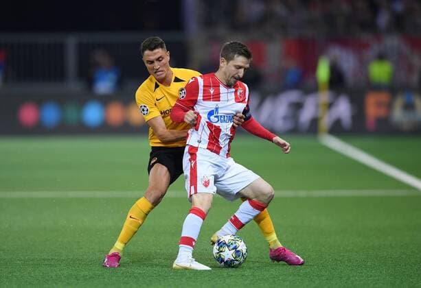 FUSSBALL CHAMPIONS LEAGUE SAISON 2019 2020 Play Off Hinspiel in Bern BSC Young Boys Bern - Roter Stern Belgrad 21.08.2019 Marko Marin (re, Roter Stern Belgrad) am Ball gegen Vincent Sierro (hinten, BSC Young Boys Bern)
