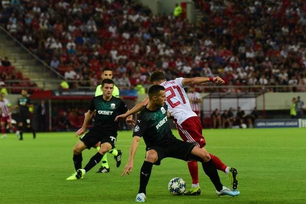 Greece: Olympiacos vs Krasnodar Effort of Tsimikas (no 21) of Olympiacos to pass the defence of Krasnodar. Piraeus Attiki Greece Stadio Georgics Karaiskakis  DimitriosxKarvountzis PacificxPress