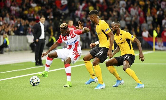 21.08.2019 Bern ,Stade de Suisse.Fussball Herren Saison 2019 2020 Champions League BSC Young Boys - Roter Stern Belgrad. Im Bild : Richmond Boakye (Roter Stern) (I.) gegen Ulises Garcia und Nicolas Moumi Ngamaleu (YB) Aktion