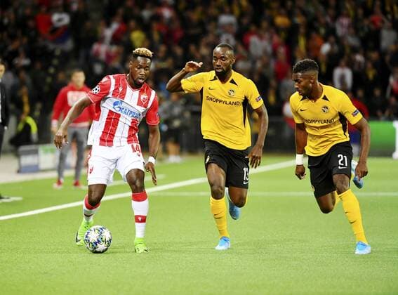 21.08.2019 Bern ,Stade de Suisse.Fussball Herren Saison 2019 2020 Champions League BSC Young Boys - Roter Stern Belgrad. Im Bild : Richmond Boakye (Roter Stern) (I.) gegen Nicolas Moumi Ngamaleu und 21 Ulisses Garcia (YB) Aktion