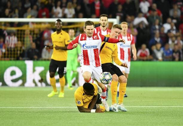21.08.2019 Bern ,Stade de Suisse.Fussball Herren Saison 2019 2020 Champions League BSC Young Boys - Roter Stern Belgrad. Im Bild : Marko Marin (Roter Stern) (I.) gegen 21 Ulisses Garcia, am Boden 20. Michel Aebischer beide (YB) (YB) Aktion Zweikampf
