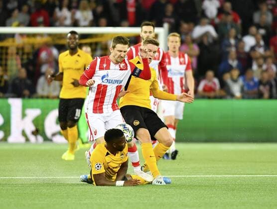 21.08.2019 Bern ,Stade de Suisse.Fussball Herren Saison 2019 2020 Champions League BSC Young Boys - Roter Stern Belgrad. Im Bild : Marko Marin (Roter Stern) (I.) gegen 21 Ulisses Garcia, am Boden 20. Michel Aebischer beide (YB) (YB) Aktion Zweikampf