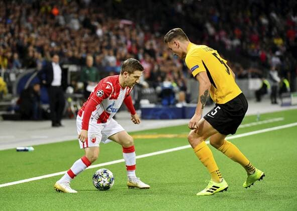 21.08.2019 Bern ,Stade de Suisse.Fussball Herren Saison 2019 2020 Champions League BSC Young Boys - Roter Stern Belgrad. Im Bild : Marko Marin (Roter Stern) (I.) gegen Cedric Zesiger (YB) Aktion Zweikampf